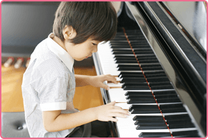 ピアノを弾く生徒さん