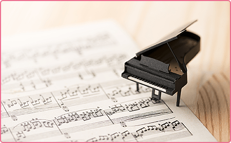 楽譜とミニチュアピアノ